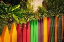 Красиві паркани з дерева фото огорожі