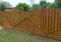 Красиві паркани з дерева фото огорожі