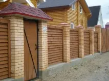 Красиві паркани з дерева фото паркани