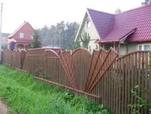 Красиві паркани з дерева фото огорожі