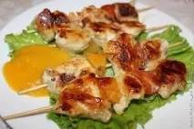 Курячий шашлик з персиковим соусом. курячий