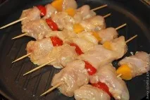Курячий шашлик з персиковим соусом. шашлик