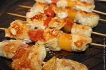 Курячий шашлик з персиковим соусом. курячий