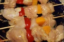 Курячий шашлик з персиковим соусом. соусом