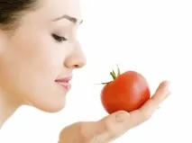 върху лицето доматени