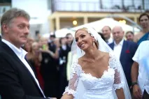 Молодятам Пєскову та Навці дарували кухонне начиння дарували