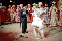 Молодятам Пєскову та Навці дарували кухонне начиння дарували