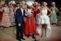 Молодятам Пєскову та Навці дарували кухонне начиння навці