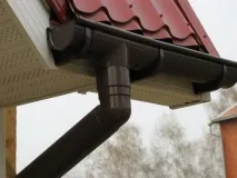 Монтаж зливної системи даху металеві та пластикові сливи та водостоки монтаж