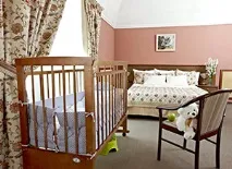 Номер у готелі з дитиною готелі