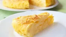 Омлет із сиром на сковороді, в духовці, у мультиварці омлет