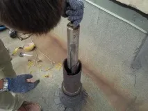 боржникам