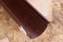 Відливи для даху види, критерії вибору, розрахунок потрібного діаметра, етапи монтажу даху