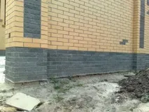 Оздоблення цоколя приватного будинку панелі під камінь, сайдинг або профнастил цоколя
