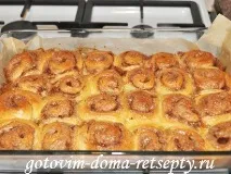 Плюшки з цукром та корицею плюшки