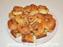 Плюшки з цукром та корицею цукром