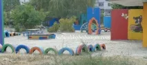 Дитина кидається піском у дитячому садку дітей
