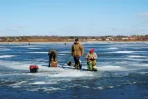 Рибалка по останньому льоду на Південному Уралі. льоду