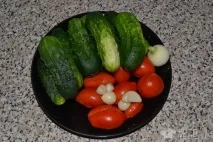 помідорами
