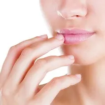 Шишка на яснах з гноєм біля зуба гноєм