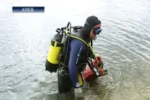 Водолази спробували очистити Дніпро від сміття спробували