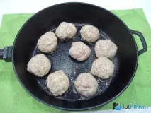 Біточки м’ясні з підливою в духовці біточки