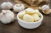 акне чесън