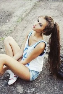 Довге русяве волосся. русяве