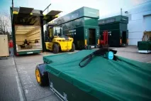 Як перевозять десятки тонн техніки у Формулі-1 - Автоманія десятки