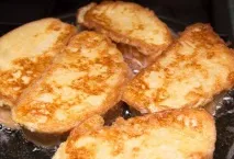 Як приготувати грінки з|із| яйцем і молоком на сковороді на сніданок яйцем