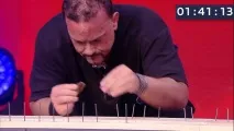 На відео зняли, як американець на швидкість забив 38 цвяхів своїм чолом відео