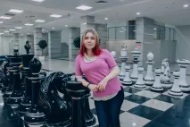 един