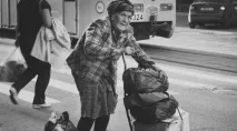 Літня жінка нікого не впускала у квартиру літня