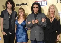 Рокер Джин Сіммонс із групи Kiss пообіцяв стати моногамним після весілля рокер