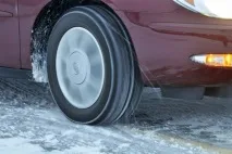 може