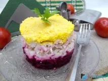Листковий салат з курки та буряків святкова страва салат