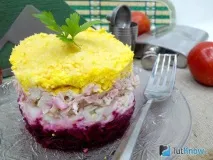 Листковий салат з курки та буряків святкова страва листковий