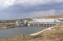 може