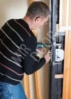 Встановлення замків у металеві двері двері