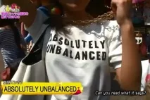 Японців запитують, чи вони розуміють, що написано англійською на їх футболках японців