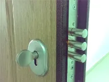 Другий замок у двері новобудови замок