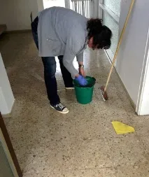 близько