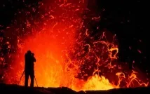 Людина, яка фотографує вулкани людина