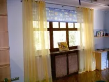 Як поєднуються римські та рулонні штори з тюллю. поєднуються