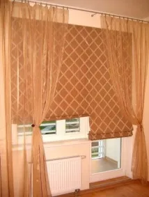 Як поєднуються римські та рулонні штори з тюллю. рулонні