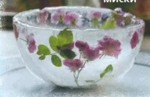 Наряджаємо іграшками з льоду ялинку на вулиці льоду