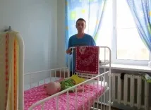 Нормальний чоловічий вчинок до Челябінської лікарні ліг тато, щоб доглядати свого п’ятимісячного вчинок