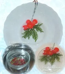 Наряджаємо іграшками з льоду ялинку на вулиці вулиці