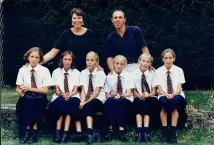 Перша у світі сім’я, яка виховала шестерень - ось як склалася їхня доля! перша