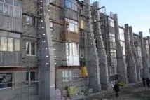 Сильне еластичне покриття захищає будинки від землетрусів. еластичне